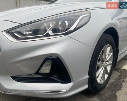 Серый Хендай Соната, объемом двигателя 2 л и пробегом 318 тыс. км за 12490 $, фото 1 на Automoto.ua