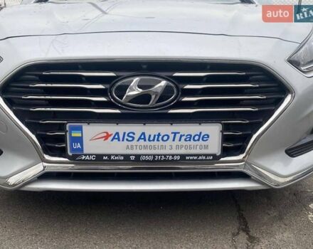 Серый Хендай Соната, объемом двигателя 2 л и пробегом 318 тыс. км за 12490 $, фото 3 на Automoto.ua