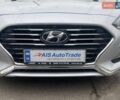 Серый Хендай Соната, объемом двигателя 2 л и пробегом 318 тыс. км за 12490 $, фото 3 на Automoto.ua