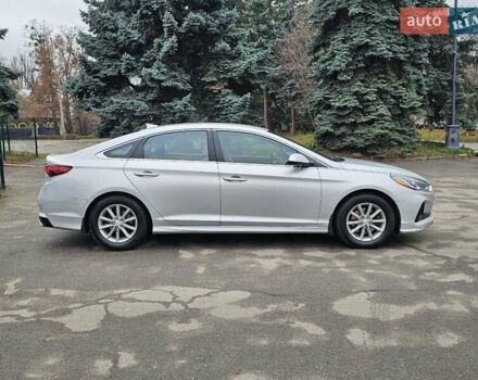 Сірий Хендай Соната, об'ємом двигуна 2.36 л та пробігом 130 тис. км за 9600 $, фото 1 на Automoto.ua