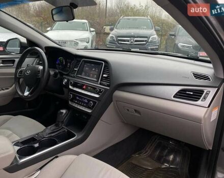 Сірий Хендай Соната, об'ємом двигуна 2 л та пробігом 143 тис. км за 14300 $, фото 8 на Automoto.ua