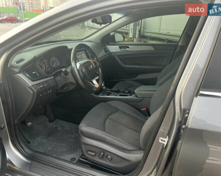 Серый Хендай Соната, объемом двигателя 2.36 л и пробегом 109 тыс. км за 14500 $, фото 7 на Automoto.ua