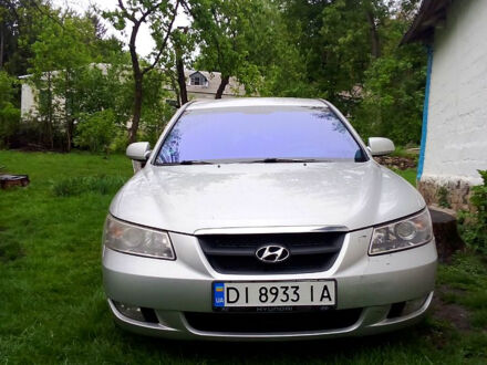 Серый Хендай Соната, объемом двигателя 2.4 л и пробегом 170 тыс. км за 5300 $, фото 1 на Automoto.ua