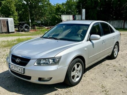 Хендай Соната 2005 в Умани на Automoto.ua Серый Хендай Соната, объемом двигателя 2.4 л и пробегом 245 тыс. км за 5000 $, фото 1 на Automoto.ua