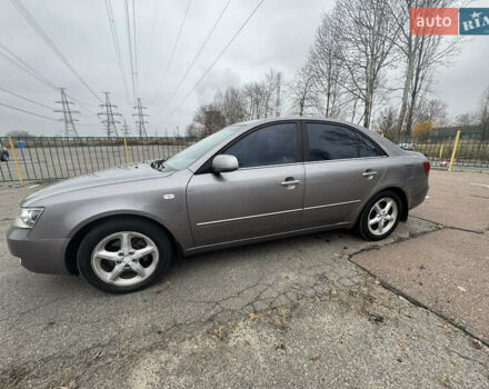 Серый Хендай Соната, объемом двигателя 2.4 л и пробегом 192 тыс. км за 6000 $, фото 1 на Automoto.ua