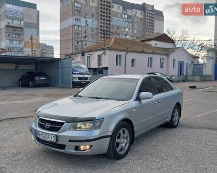 Сірий Хендай Соната, об'ємом двигуна 2.4 л та пробігом 217 тис. км за 4900 $, фото 1 на Automoto.ua