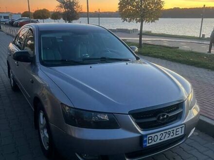 Хендай Соната 2006 у Тернополі на Automoto.ua Сірий Хендай Соната, об'ємом двигуна 2.36 л та пробігом 260 тис. км за 5900 $, фото 1 на Automoto.ua