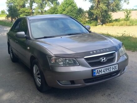 Серый Хендай Соната, объемом двигателя 2.4 л и пробегом 260 тыс. км за 3800 $, фото 1 на Automoto.ua