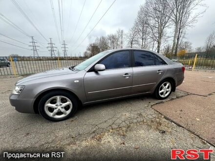 Сірий Хендай Соната, об'ємом двигуна 2.4 л та пробігом 192 тис. км за 6000 $, фото 1 на Automoto.ua