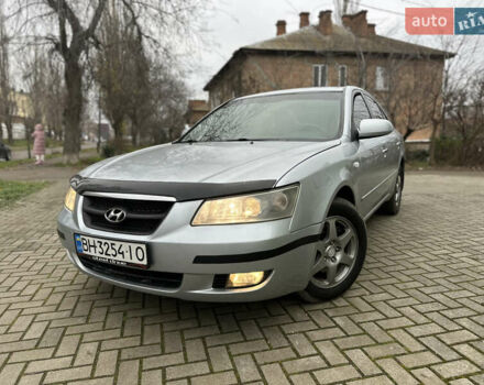 Сірий Хендай Соната, об'ємом двигуна 2.36 л та пробігом 217 тис. км за 4999 $, фото 1 на Automoto.ua