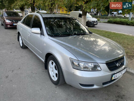 Хендай Соната 2007 у Ладижин на Automoto.ua Сірий Хендай Соната, об'ємом двигуна 2.4 л та пробігом 295 тис. км за 4000 $, фото 1 на Automoto.ua