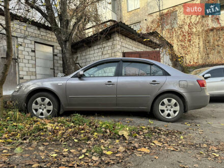 Серый Хендай Соната, объемом двигателя 2 л и пробегом 42 тыс. км за 9999 $, фото 1 на Automoto.ua