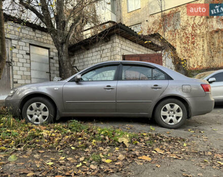 Серый Хендай Соната, объемом двигателя 2 л и пробегом 42 тыс. км за 9999 $, фото 1 на Automoto.ua