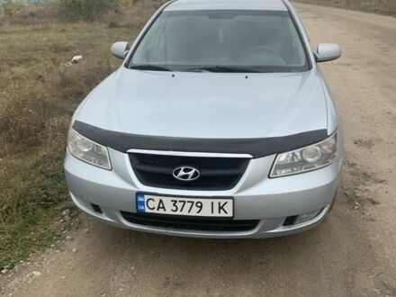 Серый Хендай Соната, объемом двигателя 2 л и пробегом 233 тыс. км за 5200 $, фото 1 на Automoto.ua