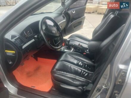 Серый Хендай Соната, объемом двигателя 2 л и пробегом 384 тыс. км за 5200 $, фото 1 на Automoto.ua