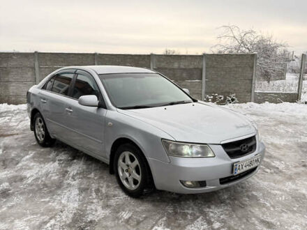 Сірий Хендай Соната, об'ємом двигуна 2 л та пробігом 295 тис. км за 4700 $, фото 1 на Automoto.ua