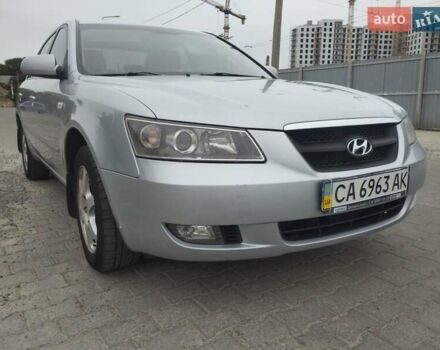 Сірий Хендай Соната, об'ємом двигуна 2 л та пробігом 157 тис. км за 5800 $, фото 1 на Automoto.ua