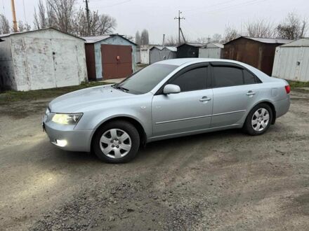 Серый Хендай Соната, объемом двигателя 2 л и пробегом 191 тыс. км за 5950 $, фото 1 на Automoto.ua