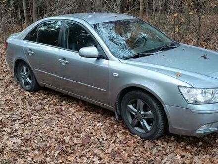 Серый Хендай Соната, объемом двигателя 2 л и пробегом 284 тыс. км за 6500 $, фото 1 на Automoto.ua