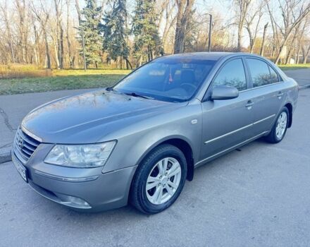 Сірий Хендай Соната, об'ємом двигуна 2 л та пробігом 155 тис. км за 6500 $, фото 1 на Automoto.ua