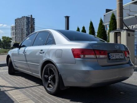 Сірий Хендай Соната, об'ємом двигуна 2 л та пробігом 318 тис. км за 4800 $, фото 1 на Automoto.ua