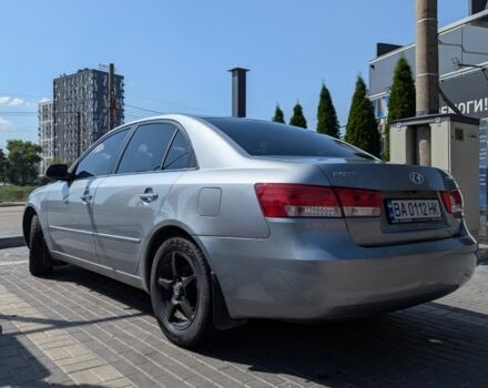 Серый Хендай Соната, объемом двигателя 2 л и пробегом 318 тыс. км за 4800 $, фото 1 на Automoto.ua