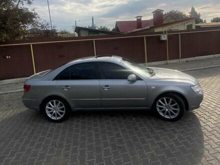 Серый Хендай Соната, объемом двигателя 3.3 л и пробегом 280 тыс. км за 6999 $, фото 1 на Automoto.ua