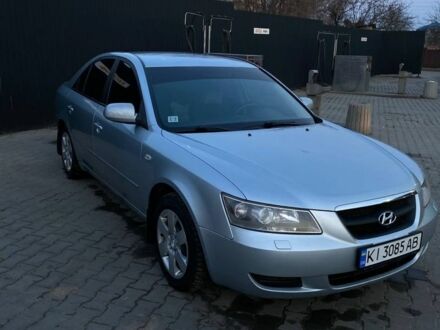 Хендай Соната 2008 у Василькове на Automoto.ua Сірий Хендай Соната, об'ємом двигуна 2.4 л та пробігом 305 тис. км за 3500 $, фото 1 на Automoto.ua