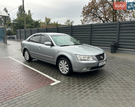 Серый Хендай Соната, объемом двигателя 2 л и пробегом 270 тыс. км за 6700 $, фото 1 на Automoto.ua