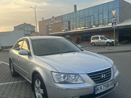 Сірий Хендай Соната, об'ємом двигуна 3.34 л та пробігом 213 тис. км за 5600 $, фото 1 на Automoto.ua