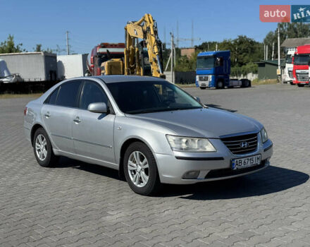 Сірий Хендай Соната, об'ємом двигуна 2 л та пробігом 228 тис. км за 4600 $, фото 1 на Automoto.ua