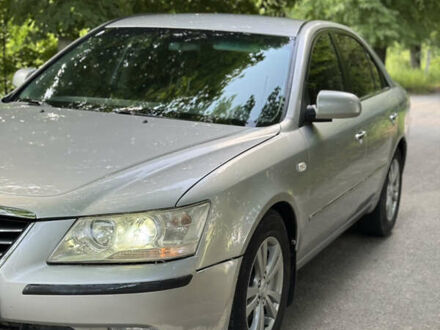 Хендай Соната 2009 у Бару на Automoto.ua Сірий Хендай Соната, об'ємом двигуна 2 л та пробігом 228 тис. км за 4400 $, фото 1 на Automoto.ua