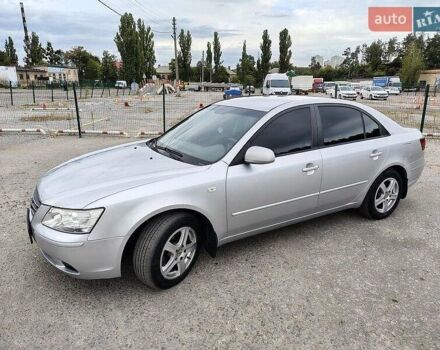 Серый Хендай Соната, объемом двигателя 2 л и пробегом 350 тыс. км за 4500 $, фото 1 на Automoto.ua