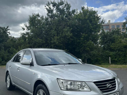 Сірий Хендай Соната, об'ємом двигуна 2 л та пробігом 180 тис. км за 6499 $, фото 1 на Automoto.ua
