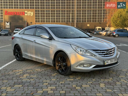 Серый Хендай Соната, объемом двигателя 2.36 л и пробегом 331 тыс. км за 10000 $, фото 1 на Automoto.ua