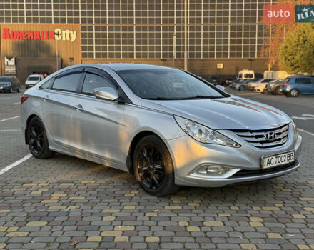 Серый Хендай Соната, объемом двигателя 2.36 л и пробегом 331 тыс. км за 10000 $, фото 1 на Automoto.ua