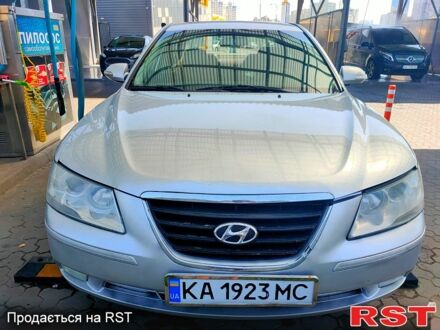 Серый Хендай Соната, объемом двигателя 2 л и пробегом 300 тыс. км за 5000 $, фото 1 на Automoto.ua
