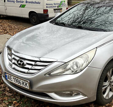 Серый Хендай Соната, объемом двигателя 2.36 л и пробегом 207 тыс. км за 8500 $, фото 1 на Automoto.ua