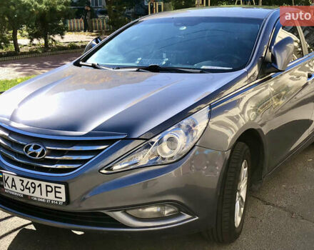 Сірий Хендай Соната, об'ємом двигуна 2 л та пробігом 240 тис. км за 8400 $, фото 1 на Automoto.ua