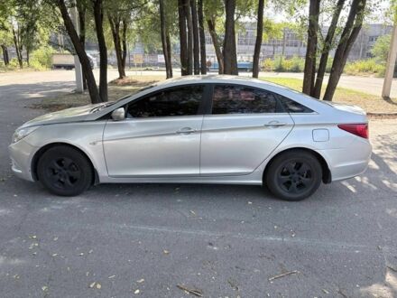 Серый Хендай Соната, объемом двигателя 2 л и пробегом 307 тыс. км за 6500 $, фото 1 на Automoto.ua