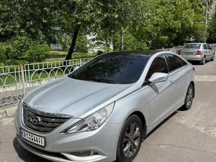 Сірий Хендай Соната, об'ємом двигуна 2.4 л та пробігом 209 тис. км за 12700 $, фото 1 на Automoto.ua