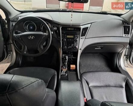 Сірий Хендай Соната, об'ємом двигуна 2 л та пробігом 227 тис. км за 7777 $, фото 1 на Automoto.ua