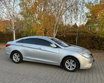 Серый Хендай Соната, объемом двигателя 2 л и пробегом 300 тыс. км за 7500 $, фото 1 на Automoto.ua