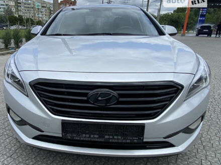 Серый Хендай Соната, объемом двигателя 2 л и пробегом 400 тыс. км за 12000 $, фото 1 на Automoto.ua