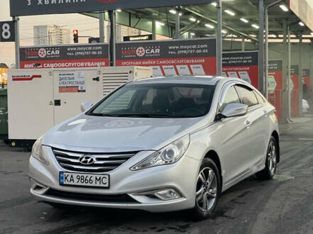 Сірий Хендай Соната, об'ємом двигуна 2 л та пробігом 211 тис. км за 7499 $, фото 1 на Automoto.ua