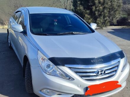 Сірий Хендай Соната, об'ємом двигуна 2 л та пробігом 200 тис. км за 7100 $, фото 1 на Automoto.ua