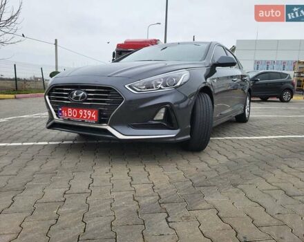 Серый Хендай Соната, объемом двигателя 2 л и пробегом 260 тыс. км за 14222 $, фото 1 на Automoto.ua