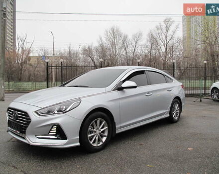 Сірий Хендай Соната, об'ємом двигуна 0 л та пробігом 256 тис. км за 13999 $, фото 1 на Automoto.ua