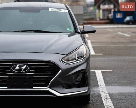 Сірий Хендай Соната, об'ємом двигуна 2.4 л та пробігом 107 тис. км за 12000 $, фото 1 на Automoto.ua