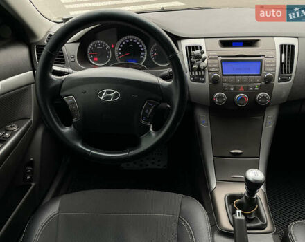 Синий Хендай Соната, объемом двигателя 2 л и пробегом 266 тыс. км за 6300 $, фото 10 на Automoto.ua